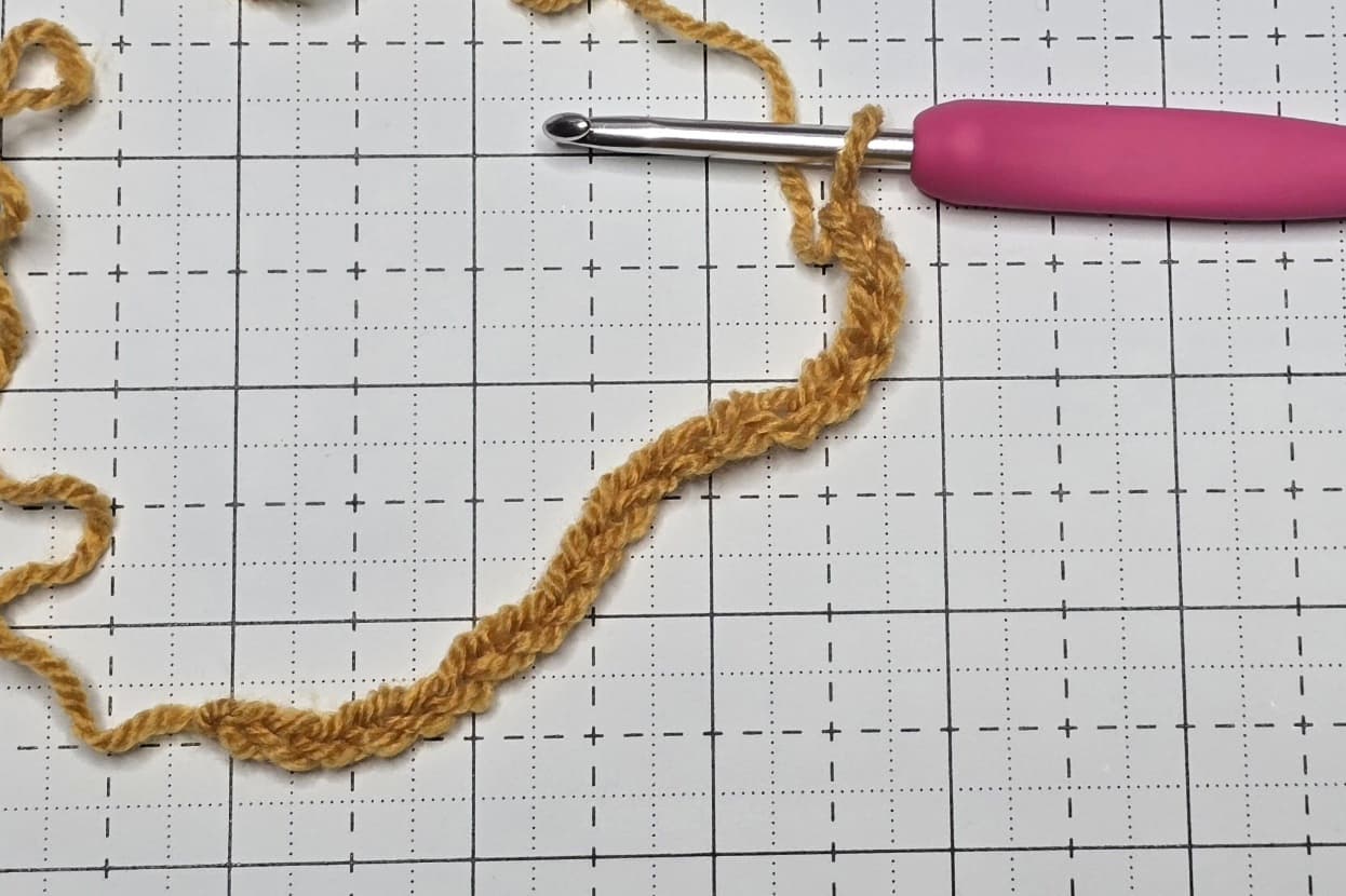How to crochet a foundation chains (step-by-step for beginners)