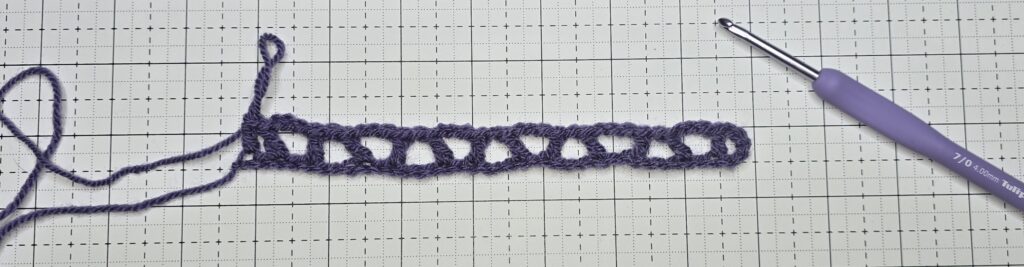 Beth is showing the ribbed v-stitch at row 1